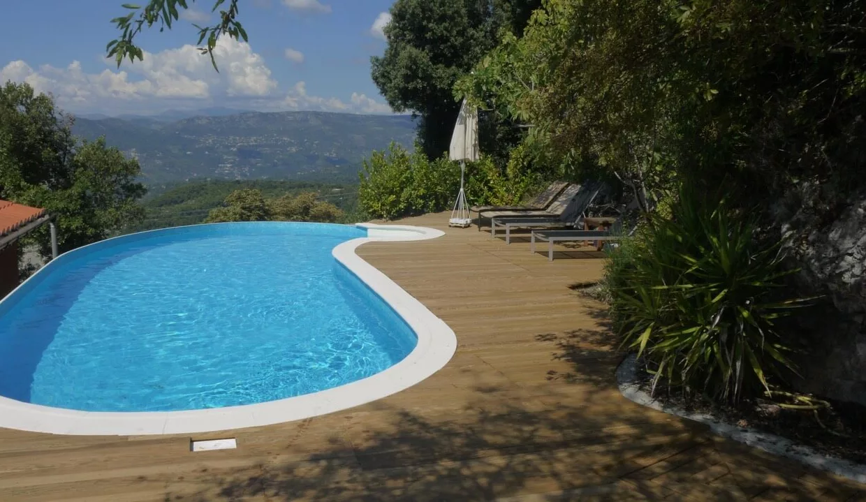 La-Vela-Plage-en-teck-piscine